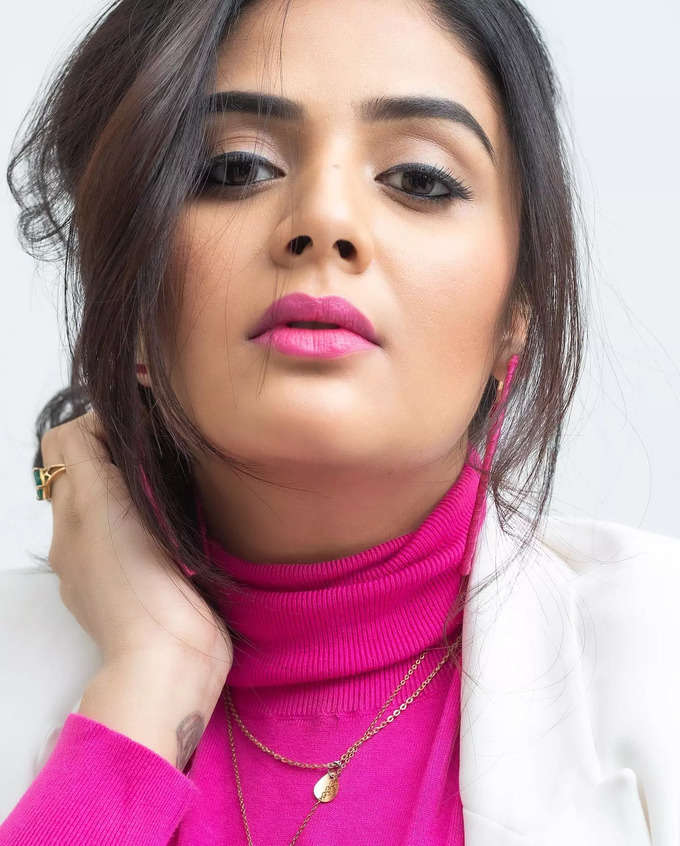 Hot Sreemukhi in Pink, పింక్ డ్రెస్‌లో శ్రీముఖి లేటెస్ట్ స్టిల్స్