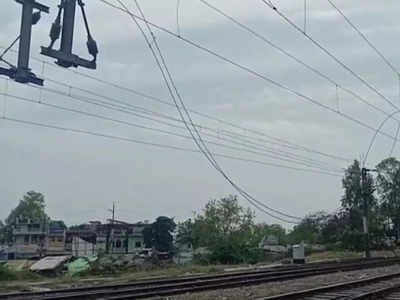 कानपुर-लखनऊ रेलवे लाइन पर टूटी OHE लाइन, ट्रेनों का संचालन ठप, यात्री परेशान