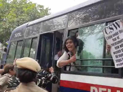 कल कहां थी पुलिस? दिल्ली के गर्ल्स कॉलेज में ताकाझांकी पर उबल पड़ीं छात्राएं