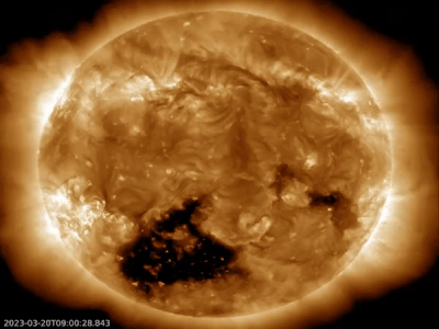 सूर्य की सतह पर दिखा विशालकाय छेद, पृथ्वी के लिए इसके मायने क्या हैं?