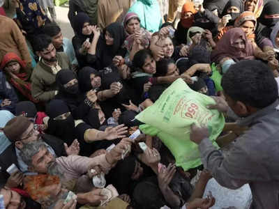 Pakistan News: रमजान में भूखा मर रहा कंगाल पाकिस्तान, फ्री में आटा पाने की जंग में अब तक 11 की मौत, 60 जख्मी