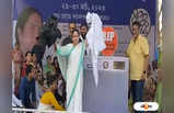 Mamata Banerjee Sit In Demonstration :গ্যাস সিলিন্ডার থেকে ওয়াশিং মেশিন, ধরনা মঞ্চে অভিনব প্রতিবাদে মমতার নিশিনায় BJP