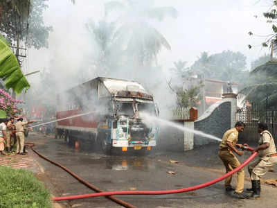 ഫര്‍ണിച്ചറുകളുമായി വന്ന കണ്ടെയ്‌നർ ലോറിക്ക് തീ പിടിച്ചു; ഒഴിവായത് വൻ ദുരന്തം