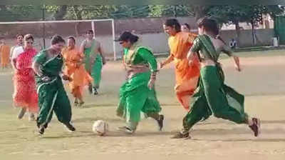 Viral Video: শাড়ি পরেই দেদার দাপট ফুটবল মাঠে! গোলপোস্টে ছকভাঙা মহিলাদের খেলায় মাতল নেটপাড়া