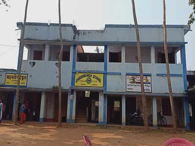 Paschim Medinipur School : বরাদ্দ আসেনি, ছাত্রাবাস চালাতে বিপুল ধারদেনা, পাওনাদার দেখলেই পালাচ্ছেন শিক্ষকরা