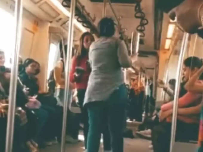 यहां देखें मेट्रो में लड़कियों की लड़ाई का वीडियो