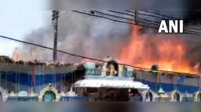 आंध्र प्रदेश के वेस्ट गोदावरी मंदिर में लगी भीषण आग, चारों ओर मची अफरा-तफरी