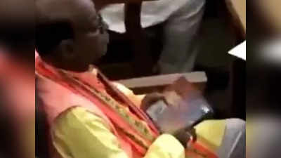 Tripura News: बीजेपी विधायक ने त्रिपुरा विधानसभा में मोबाइल पर देखा पॉर्न, कैमरे में हो गए कैद