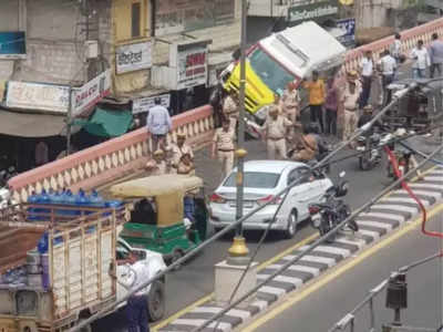 भीषण! दुभाजक ओलांडून रुग्णवाहिकेची दुचाकीला धडक; उड्डाणपुलावरून महिला पडली, जोडप्याचा अंत