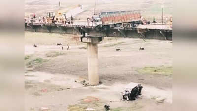 Prayagraj Phaphamau Accident: बीच पुल पर हुआ बड़ा हादसा, टक्कर के बाद नीचे जा गिरा ट्रक, तीन की मौत