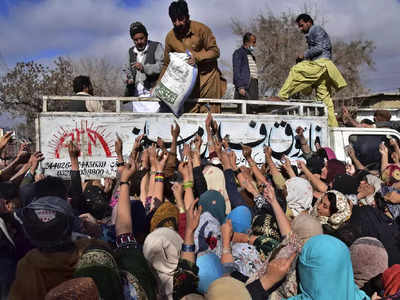 Pakistan Economic Crisis: দুর্ভিক্ষের মুখে পাকিস্তান! রমজানে আটার ট্রাক লুঠ করতে বাধ্য সাধারণ মানুষ
