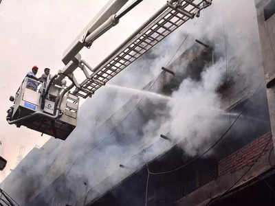 Kanpur Fire: कपड़ा बाजार में लगी आग को बुझाने में लगेंगे 18-20 घंटे, टावरों में आई दरारें