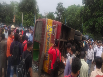कोलकाता के मेयो रोड में यात्रियों से भरी बस पलटी, 1 की मौत 21 घायल