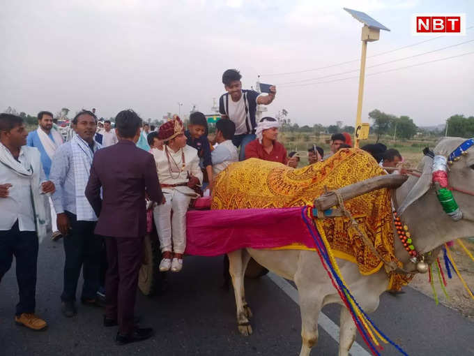 बैल गाड़ियों, ऊंट और घोड़ों पर निकली बारात