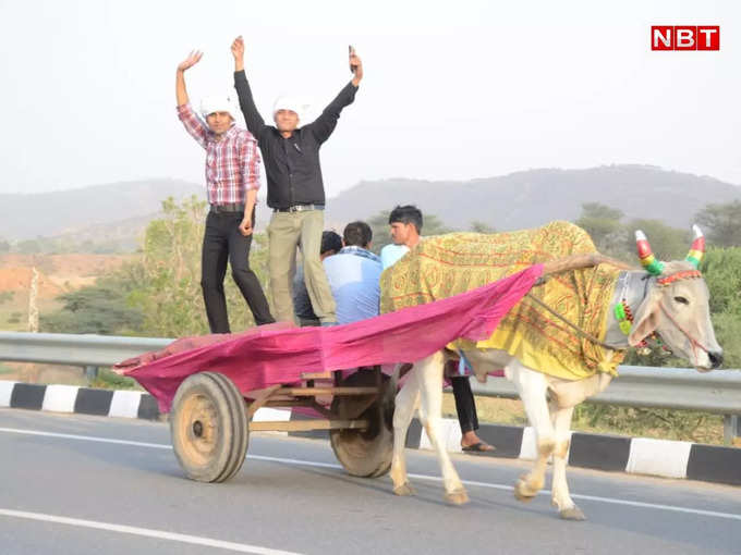 नाचते-गाते जा रहे थे बाराती