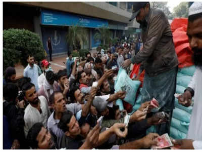 Pakistan: 50 ఏళ్ల గరిష్ఠానికి ద్రవ్యోల్బణం.. ఆహారం కోసం తొక్కిసలాటలో 20 మంది మృతి