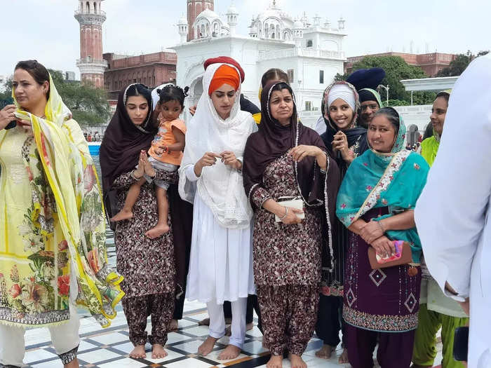 waris punjab de founder deep sidhu girlfriend reena rai reached the golden temple wearing saffron turban