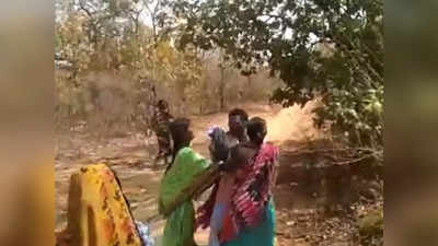 कांग्रेस नेता की पिटाई, आदिवासी महिलाओं ने दौड़ा-दौड़ाकर पीटा... Video वायरल