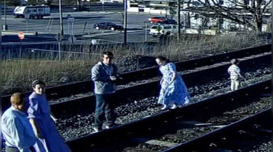 video of a family narrowly escape during photoshoot on rail track is now going viral
