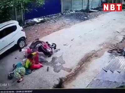 देखिए कुत्ते पीछे पड़े और बच्चे को बचाने के चक्कर में कार से टकरा गई महिला की स्कूटी