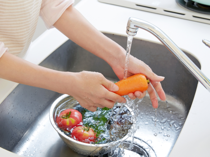 सब्जियों-फलों को साफ पानी से धोएं
