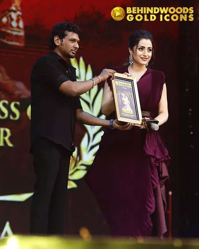 த்ரிஷா லோகேஷ் கனகராஜ் கையால் விருது பெற்றுள்ளார். 