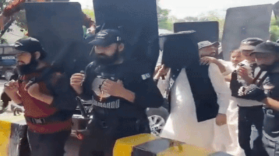 Imran Khan Video: इतना खौफ! बुलेटप्रूफ बुर्का पहन कोर्ट पहुंचे इमरान खान, आपने देखी पाकिस्तानी जेड प्लस सिक्योरिटी?