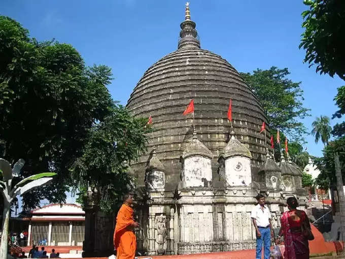 মন্দির সংলগ্ন নদী লাল হয়ে যায়