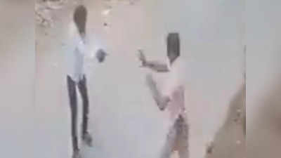 फायरिंग करता, इससे पहले पुलिसकर्मी ने दबोचा बदमाश को, दिल्ली पुलिस ने ट्वीट किया वीडियो