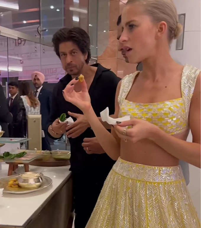 Shah Rukh Khan enjoying some paan