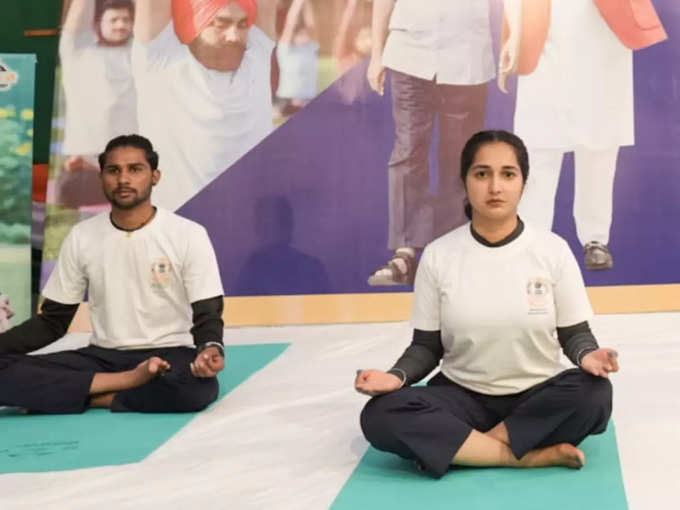 ​दिल्ली में 17,000 लोग करते थे योग 