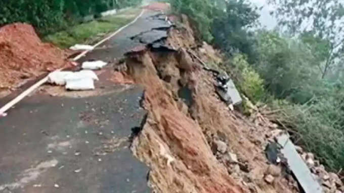 ಕುಸಿದಿದ್ದ ರಸ್ತೆ ರಿಪೇರಿ ಅಂದುಕೊಂಡಿದ್ದರು! 