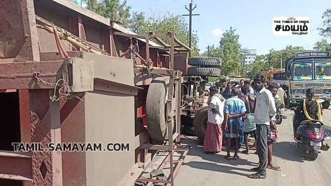 அரசு மருத்துவக் கல்லூரி மருத்துவமனை நுழைவு வாயிலில்  கண்டெய்னர் லாரி கவிழ்ந்து விபத்து!