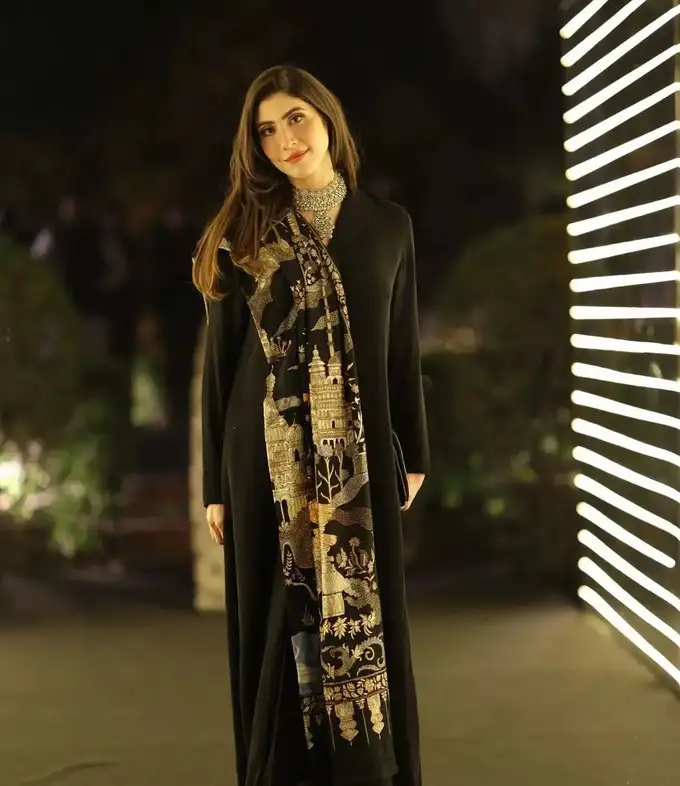 पाकिस्तान की सबसे खूबसूरत महिलाओं में हैं शुमार