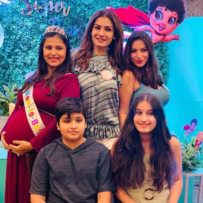 रवीना टंडन के पति अनिल थडानी और उनके चार बच्चे- राशा, रणबीर, पूजा और छाया
