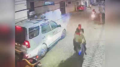 Prayagraj Crime: महिला बीजेपी नेता के बेटे की सफारी पर बम फेंक भाग निकले बाइक सवार, पूरी गली धुआं-धुआं