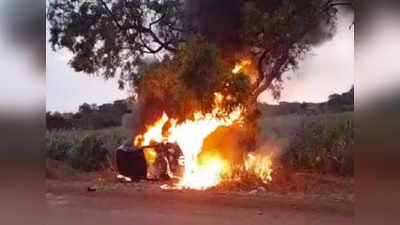 ಮಕ್ಕಳ ಕಳ್ಳರೆಂಬ ವದಂತಿ: ಮುಧೋಳ ಬಳಿ ಯುವಕರಿಗೆ ಥಳಿಸಿ ಕಾರಿಗೆ ಬೆಂಕಿ ಹಚ್ಚಿದ ಗ್ರಾಮಸ್ಥರು