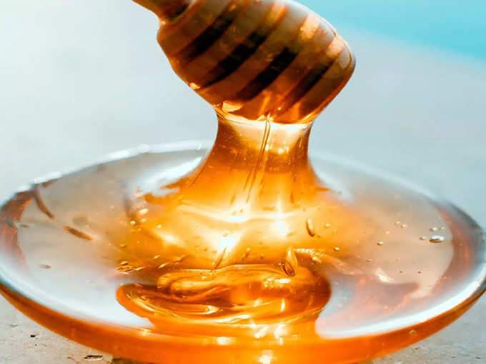 Honey to get rid of chapped lips