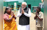 हाथियों से प्‍यार-दुलार के बीच द एलिफेंट व्हिस्परर्स वाले कपल बोमन-बेली से मिले PM नरेंद्र मोदी, देखें तस्‍वीरें