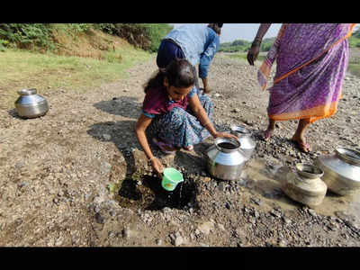 हंडाभर पिण्याच्या पाण्यासाठी खड्डा खोदून काढतात पाणी, पाणी टंचाईमुळे या गावातील मुलांची लग्नं रखडली