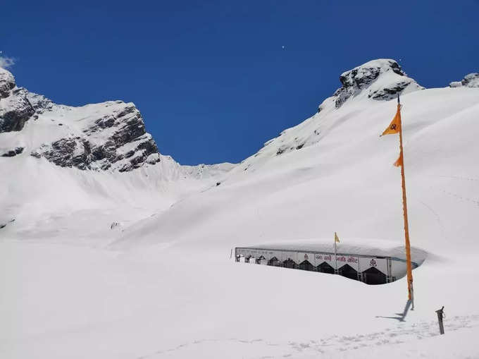 हेमकुंड साहिब में 12 फुट तक जमी है बर्फ, 20 अप्रैल से बनाया जाएगा रास्‍ता