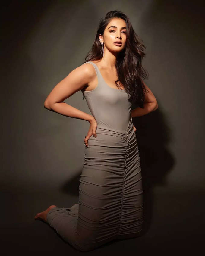 Pooja Hegde: టైట్ డ్రెస్‌లో అందాల వ‌ల విసురుతున్న బుట్ట‌బొమ్మ పూజాహెగ్డే