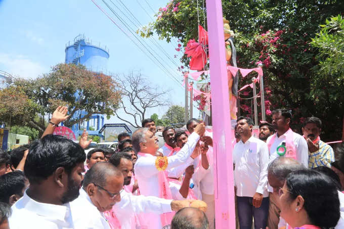 ​ఆటో డ్రైవర్‌గా మారిన హరీశ్ రావు.. ఖాకీ చొక్కా వేసి రయ్ రయ్‌మంటూ చక్కర్లు..