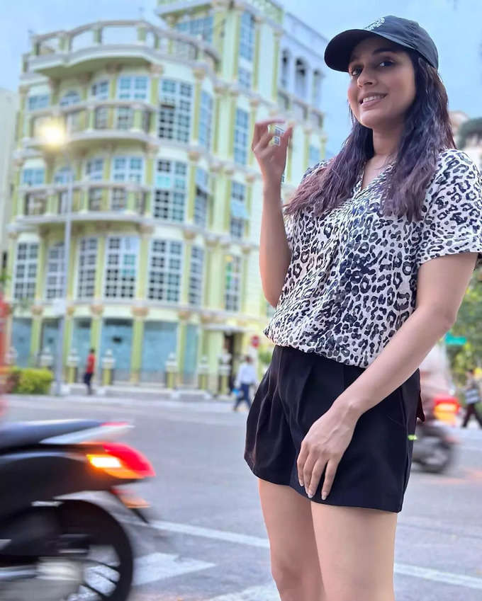 Rashmi Gautam: బుల్లి నిక్క‌రుతో బీచ్‌లో ర‌ష్మీ గౌత‌మ్ సంద‌డి