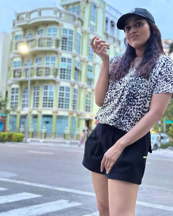 Rashmi Gautam: బుల్లి నిక్క‌రుతో బీచ్‌లో ర‌ష్మీ గౌత‌మ్ సంద‌డి