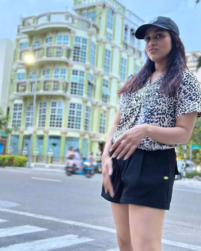 Rashmi Gautam: బుల్లి నిక్క‌రుతో బీచ్‌లో ర‌ష్మీ గౌత‌మ్ సంద‌డి