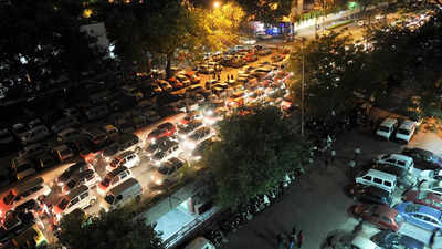 दिल्ली में IPL का मुकाबला आज, ITO के आसपास ट्रैफिक, मेट्रो रूट और पार्किंग की व्यवस्था देख लें...