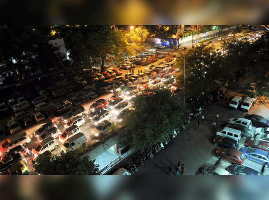 दिल्ली में IPL का मुकाबला आज, ITO के आसपास ट्रैफिक, मेट्रो रूट और पार्किंग की व्यवस्था देख लें... 