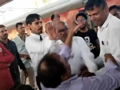 Gorakhpur News: तुम बोलने पर भड़का TTE, प्लेटफॉर्म पर यात्री को बेरहमी से पीटा