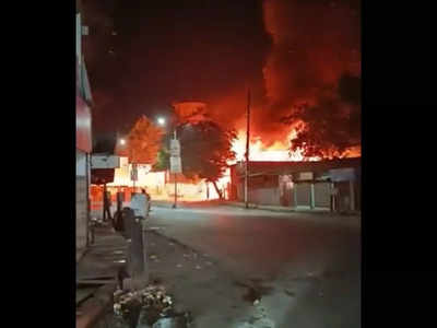 Gorakhpur Fire: सिलेंडर की आग से 12 दुकानें जलकर हुईं खाक, लाइव रिकॉर्डिंग के समय कैमरे में कैद हुआ धमाका